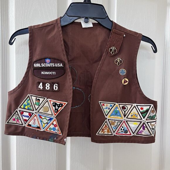 VTG Girl Scouts of America Brown Brownie Vest Pins Badges USA Size Medium 10-12 - Picture 1 of 14